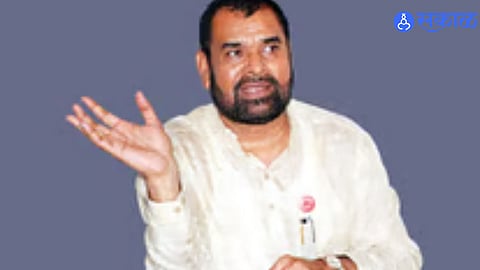 Sadabhau Khot addressing farmers during a gathering in Indapur over the land issue.