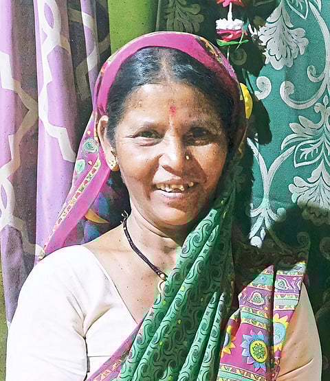 कातरखडकमध्ये घरावर डंपर कोसळून महिला ठार