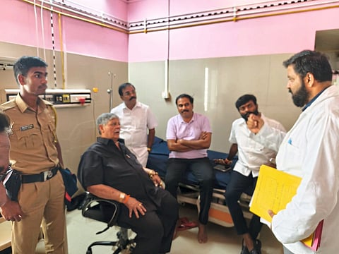 कास - शिवसेना जिल्हाप्रमुखांच्या तब्येतीच्या चौकशीसाठी दगडू दादा रूग्णालयात...