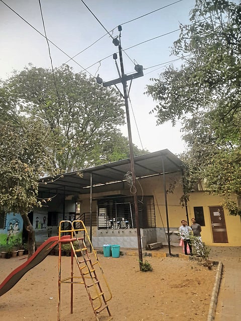 पत्र्याची शाळा, अंधाऱ्या खोल्या अन् ताटात धूळ