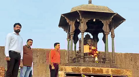 रायगडावर छत्रपती शिवरायांना पोलिसांची मानवंदना