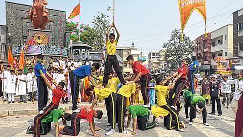 द रायका स्कूल येथे शिवजयंतीनिमित्त रॅली
