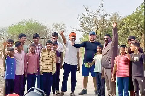 रावडीतील तरुणांची परदेशी पॅराग्लायडिंग स्पर्धकाला मदत