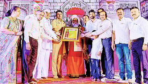 महंत श्री शांतिगिरीजी महाराजांना ''मलवडी रत्न''