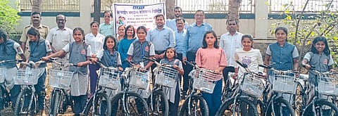 कुरकुंभमध्ये विद्यार्थिनींसाठी मोफत सायकल वाटप