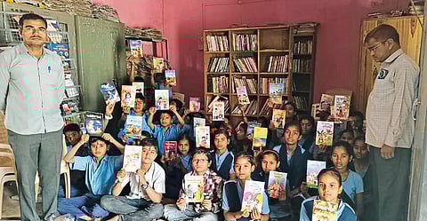 ग्रंथभेटीतून शिवजयंतीचा संदेश, अक्कलकोट तालुक्यातील हालहळ्ळीतील स्वा.सावरकर सार्वजनिक वाचनालयाचा प्रेरणादायी उपक्रम