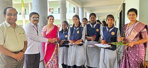 विद्यार्थ्यांनो आत्मविश्वासाने परीक्षेस सामोरे जा उज्वल यश मिळेल :मलकप्पा भरमशेट्टी, कल्याणशेट्टी प्रशालेच्यावतीने दहावीच्या विद्यार्थ्यांना गुलाब पुष्प