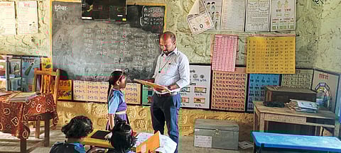 माढयाचे गटविकास अधिकारी बनले शिक्षक ;गटविकास अधिकाऱ्यांची शिक्षकाची भूमिका : ग्रामीण शिक्षणाला नवा उत्साह