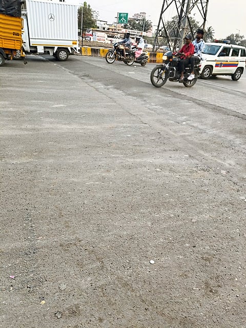 महापालिका प्रशासनाने अखेर गतिरोधक बसविले