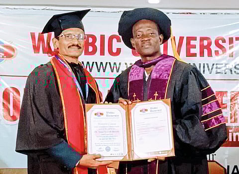 आसू - योगशिक्षक डॉ. सुनील शिंदे यांना वेब्बिक युनिव्हर्सिटीकडून मानद डॉक्टरेट