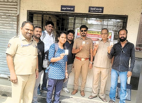 एसटीच्या स्मार्ट कार्डचे
दौंड स्थानकात वितरण