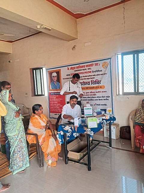 वडिलांच्या प्रथम स्मृतीला कृतीतून अभिवादन; ७० ग्रामस्थांचा आरोग्य शिबिरात लाभ”