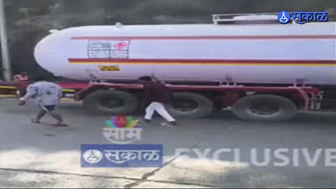 Gas Tanker Collides With Safety Wall on Mumbai Pune Expressway