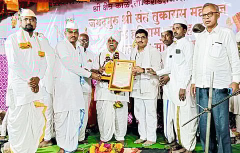 विंग वारकरी भूषण पुरस्काराचे कोळेत वितरण