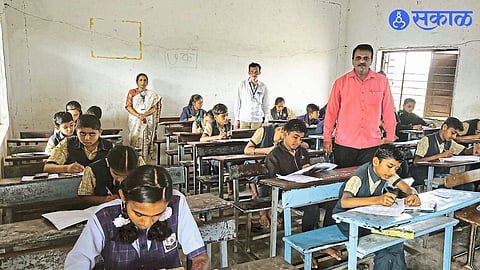 Students queue up in large numbers for scholarship distribution at Ahilyanagar district office.