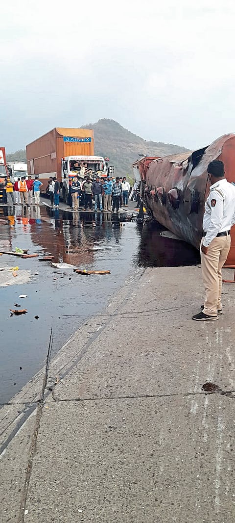 भय इथले संपत नाही