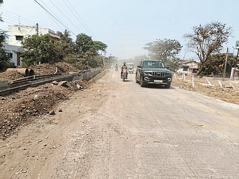 मसूर - उंब्रज व मसूर - श्यामगाव रस्त्यावर धुळीचे लोट