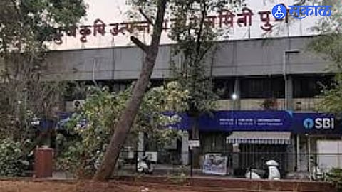 Leaders raise slogans demanding submission of the inquiry report into alleged irregularities at Pune Market Committee.