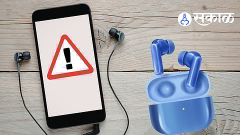 Ear Care Tips : हेडफोन प्रेमींसाठी रेड अलर्ट! तुमचे स्टायलिश इअरबड्स, हेडफोन देऊ शकतात आयुष्यभराची वेदना, त्यामुळं 'ही' 1 चूक करू नका