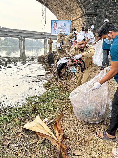 चाकण येथे स्वच्छता अभियान