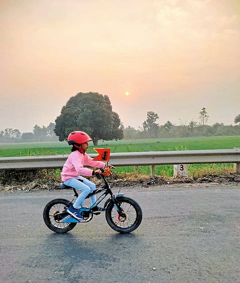 पाच वर्षांच्या जीविकाकडून
शिवरायांना अनोखी मानवंदना