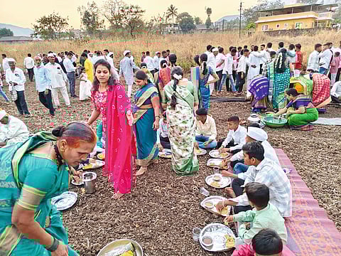 बाजारवाडीच्या यात्रेत वनभोजनाचा आनंद
