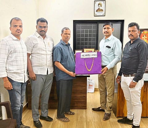 वाई:-गहाळ झालेला''राणीहार'' शोधून वाई पोलिसांनी मूळ मालकास केला सुपूर्त.