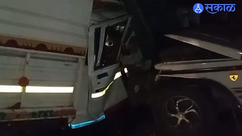 Damaged pickup and Bolero vehicles after a late-night collision on the Ahilyanagar–Kalyan highway.