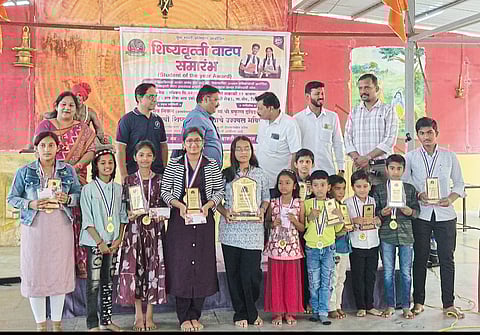 उंबरे येथे युवाशक्तीकडून
उत्तीर्ण विद्यार्थ्यांचा गौरव