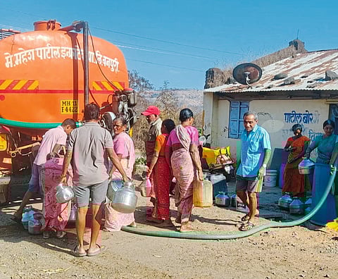 ढेबेवाडी मंद्रुळच्या पाटील आवाडात टँकरने पाणीपुरवठा