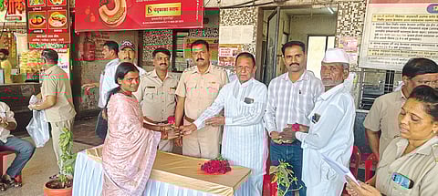 इंदापूर बसस्थानकावर प्रवाशांना गुलाबपुष्प देऊन स्वागत