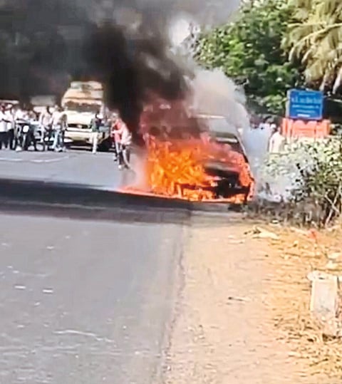 पाटस-दौंड अष्टविनायक मार्गावर ''द बर्निंग मोटार''