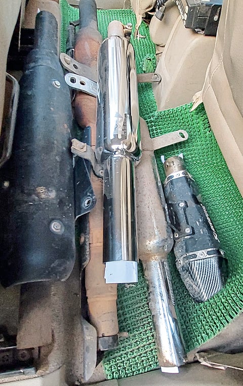 वाहतूक पोलिसांच्या कारवाईमुळे बुलेटराजांचा ‘फटाका फुस्स’!