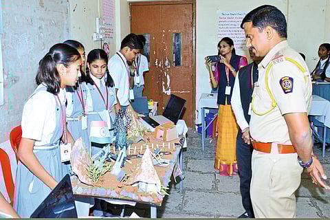 आनंदनगरच्या डॅफोडिल्स शाळेतील
विज्ञान प्रदर्शनामध्ये १६० प्रकल्प