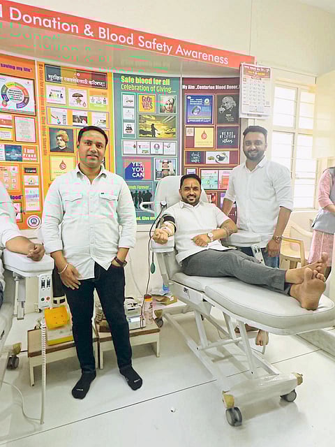 गेली पंधरा वर्ष रक्तदान करत वाढदिवस साजरा