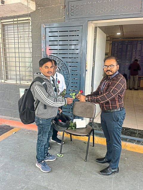 ''लेटलतीफां''ना शिस्तीचा ''गुलाबी'' धडा