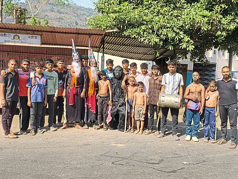 भोसे : बेलोशीत ''शिमगोत्सवाचा'' जल्लोष; वाघ-अस्वलांच्या सोंगांनी वेधले लक्ष गावागावातून निघाली पारंपरिक सोंगे; अंगावर चितारले ''होळीचे'' सामाजिक संदशुभेच्छा