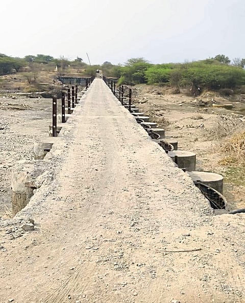 वरकुटे येथील बंधा-याचा स्लॅब उखडू लागला, तात्काळ दुरूस्तीची मागणी