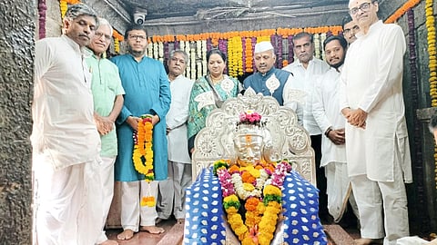 पुण्याच्या कडू परिवारातर्फे संत सोपानकाकांना चांदीची प्रभावळ