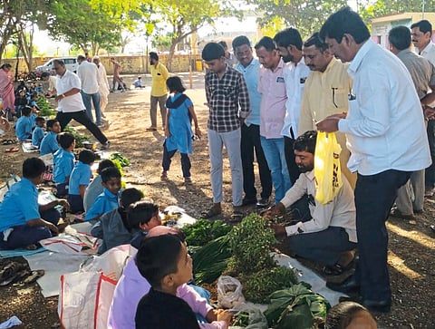 पांढरेवाडी शाळेत भरला
बाल आनंदी बाजार