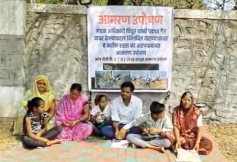 अंत्रोळी येथील महिला शेतकऱ्याचे मंद्रूप अप्पर तहसील कार्यालयासमोर ठिय्या आंदोलन...