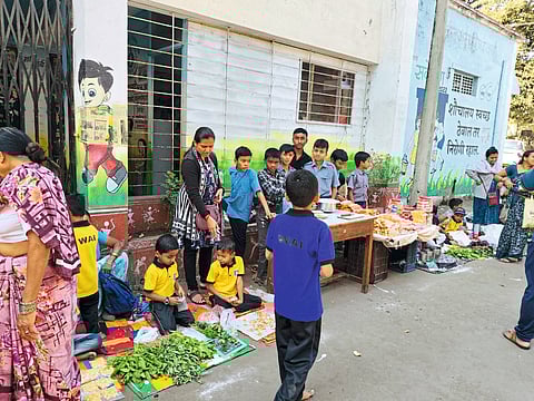 वाई:-पी.एम.श्री.नगरपालिका शाळा क्र. १० मध्ये बालआनंद बाजार उत्साहात साजरा