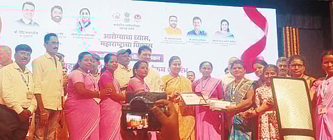 ढेबेवाडी आरोग्य मंत्र्यांच्या हस्ते आशा पाटील यांचा सन्मान