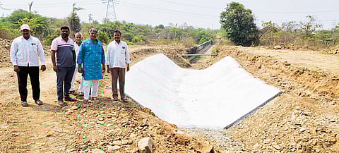 कळस येथील वितरिकेचे काम निकृष्ट