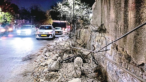 संरक्षण विभागाची सुरक्षा भिंत कोसळली