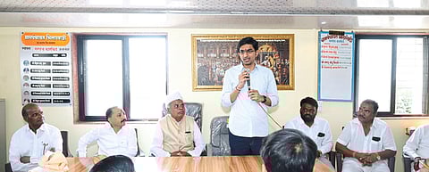 ढेबेवाडी.ग्रामपंचायतीसाठी स्वखर्चाने सुसज्ज कार्यालय