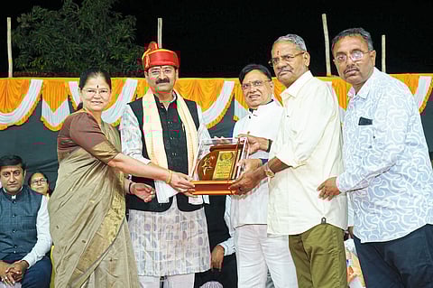 संतोष सहाणे यांना
आदर्श शिक्षक पुरस्कार