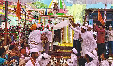 मलवडीत तुकाराम बीजोत्सवाला भाविकांची अलोट गर्दी