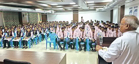 विद्यार्थ्यांनी आई-वडिलांच्या कष्टाची जाणीव ठेवावी : प्रा. महादेव घोंगडे