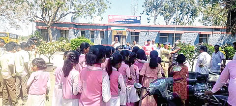 विद्यार्थीनीस शिक्षिकिने केलेल्या मारहाणीच्या प्रकाराबाबत पालक व शिक्षकांनीही पोलिस ठाण्यात घेतली धाव